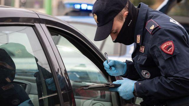 İtalyan polisi, sokaklarda devriye geziyor. Ülkede acil ihtiyaçlar dışında sokağa çıkılmaması tavsiye ediliyor.