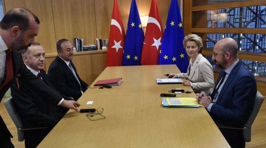 M&uuml;lteci krizi İngiliz basınında: Times, Erdoğan'ın AB'yle yaptığı g&ouml;r&uuml;şmeyi terk ettiğini yazdı