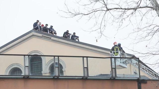 Milano'da San Vittore cezaevinde mahkumlar çatıya çıktı