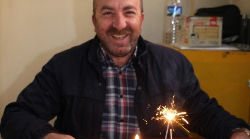 Tek başına doğum g&uuml;n&uuml; kutladı