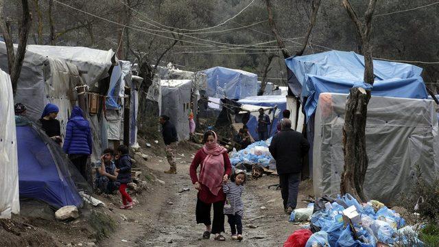 Yunanistan'ın Midilli adasında onbinlerce mülteci zor koşullar altında yaşamını sürdürmeye çalışıyor