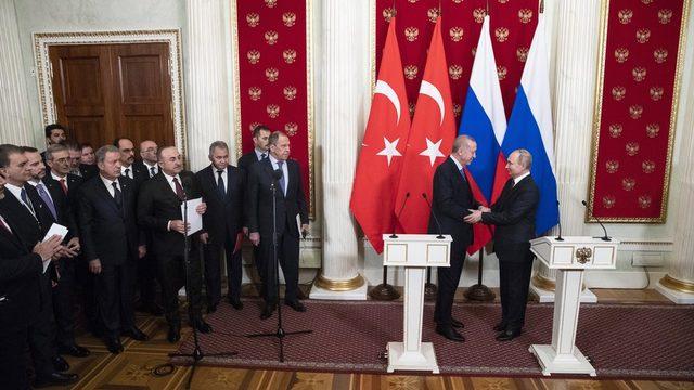 Varılan uzlaşmayı Türkçe ve Rusça olarak Dışişleri Bakanları Mevlüt Çavuşoğlu ve Sergey Lavrov okudular