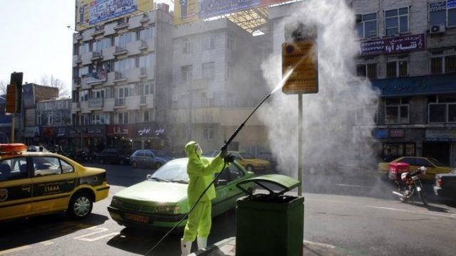 İran'da kavşak noktaları düzenli olarak dezenfekte ediliyor.