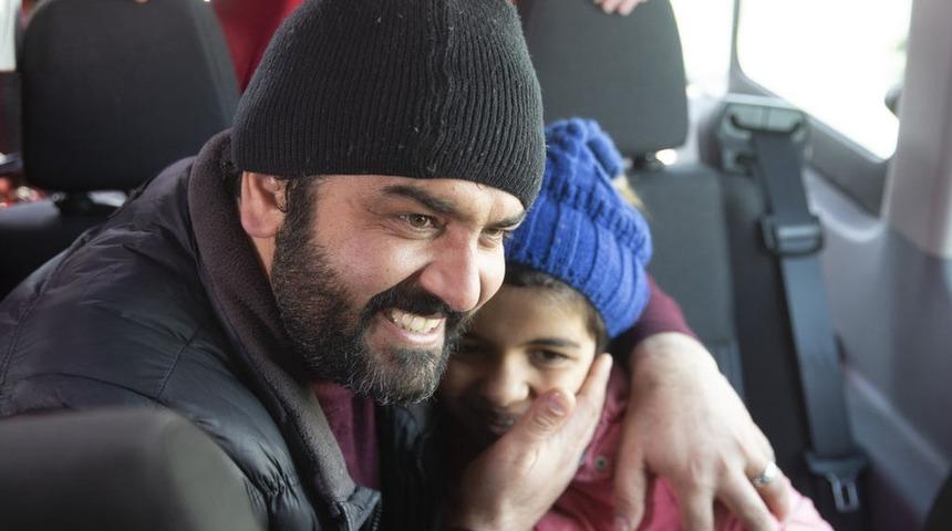 Yunanistan'a ge&ccedil;meye &ccedil;alışırken kaybettiği ailesine kavuşan 12 yaşındaki Menice: &Ccedil;ocuklara yardım etmek istiyorum