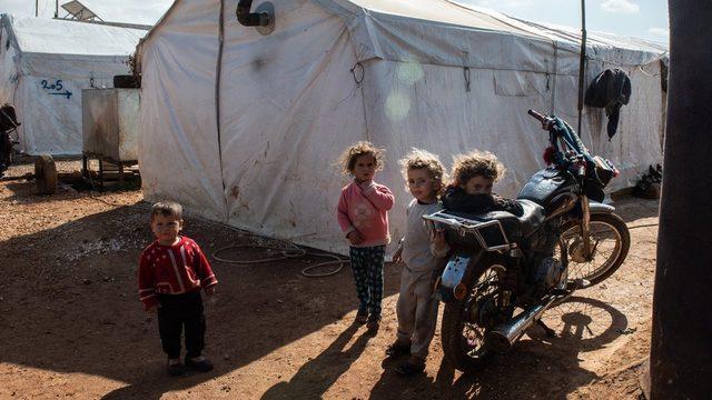 Türkiye sınırına yakın bir kampta İdlib'deki çatışmalardan kaçan siviller yaşamlarını sürdürmeye çalışıyor