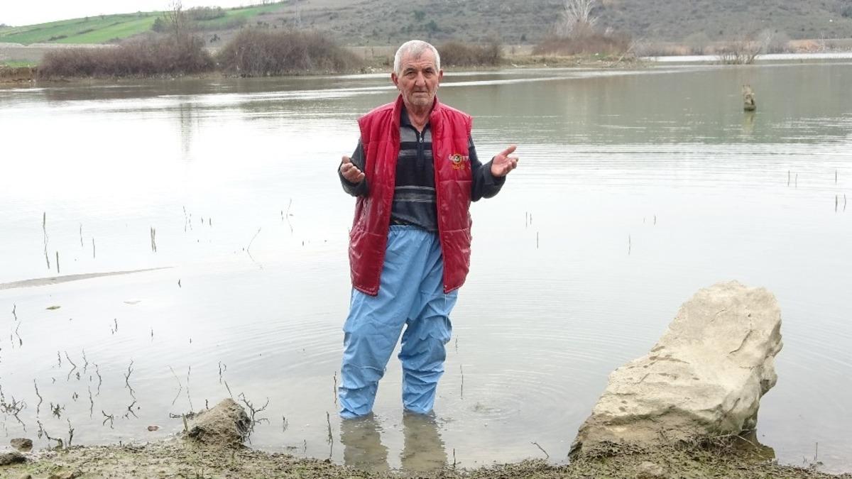 &Ouml;lenlere dua etmek i&ccedil;in g&ouml;l&uuml;n i&ccedil;ine giriyorlar