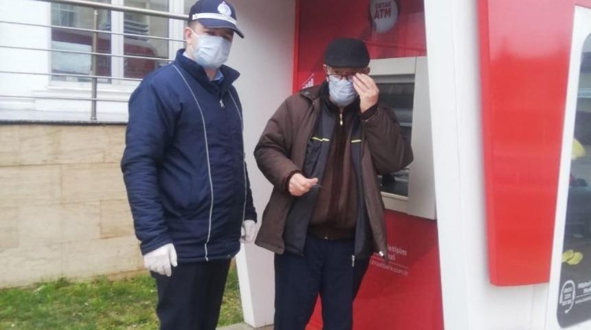 Kaynarca&rsquo;da zabıta, kalp hastası yaşlı vatandaşın maaşını &ccedil;ekmesine yardımcı oldu