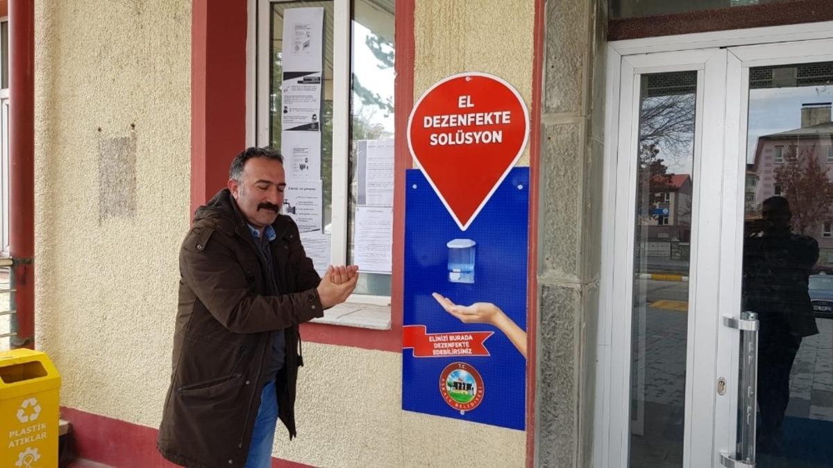 Vatandaşların yoğun kullandıkları noktalara el dezenfekte sol&uuml;syonları yerleştirildi