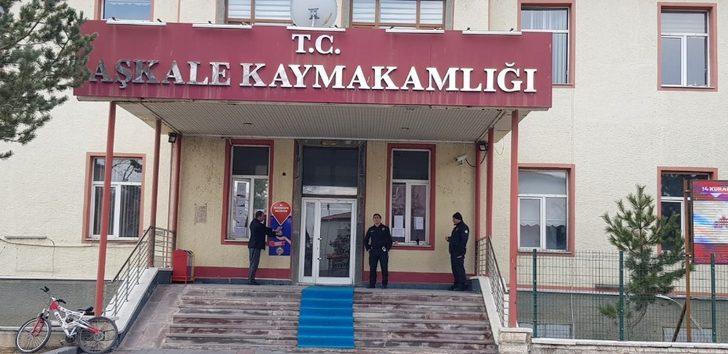 Vatandaşların yoğun kullandıkları noktalara el dezenfekte solüsyonları yerleştirildi G2