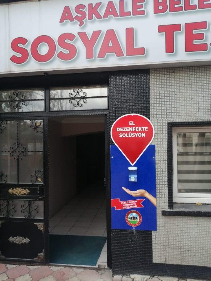 Vatandaşların yoğun kullandıkları noktalara el dezenfekte solüsyonları yerleştirildi G3