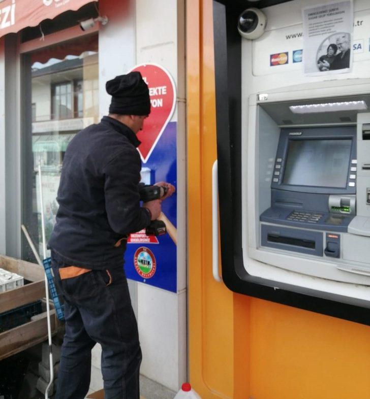 Vatandaşların yoğun kullandıkları noktalara el dezenfekte solüsyonları yerleştirildi G4