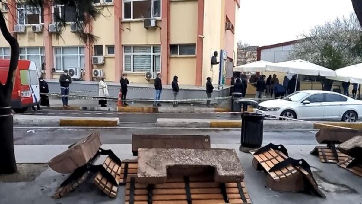 Bakırk&ouml;y'de koronavir&uuml;s testi kuyruğu bug&uuml;n daha da uzadı