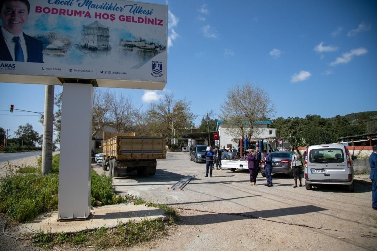 G&ouml;r&uuml;nt&uuml; kirliliği ile m&uuml;cadele eden Başkan kendi tabelasında s&ouml;kt&uuml;rd&uuml;