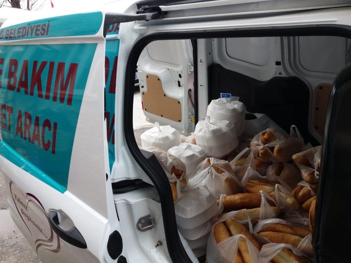 Emirdağ Belediyesinden 65 yaş &uuml;st&uuml;ne &uuml;cretsiz yemek servisi