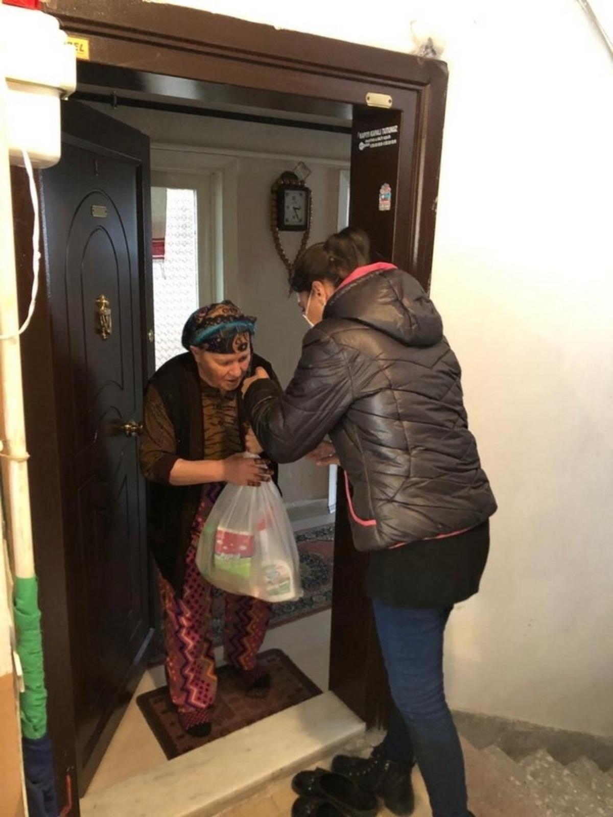 Halk Market&rsquo;ten 60 yaş ve &uuml;st&uuml;ne eve teslim hizmeti