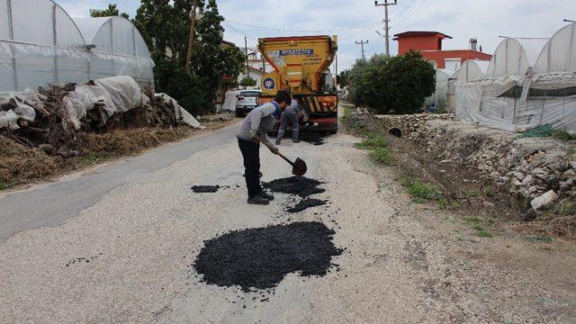 Kumluca’da yol bakım, onarım ve yama çalışması yapıldı