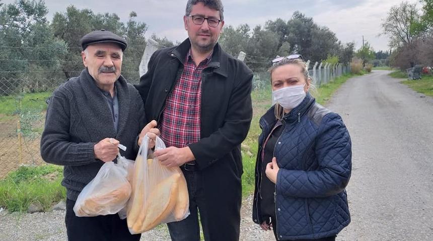 Burhaniyeli muhtarlar 65 yaş &uuml;st&uuml; vatandaşların yardımına koştu