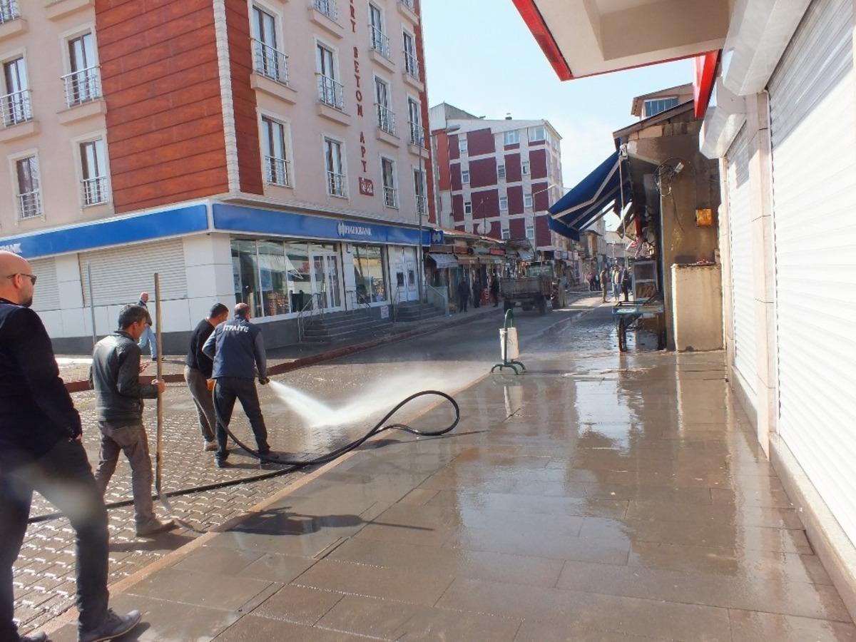 Malazgirt&rsquo;te korona vir&uuml;s&uuml;ne karşı temizlik &ccedil;alışması