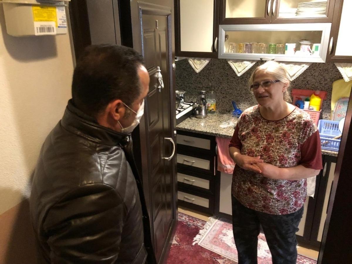 Başkan Yıldız ihtiya&ccedil; sahibi Şadiye teyzenin y&uuml;z&uuml;n&uuml; g&uuml;ld&uuml;rd&uuml;