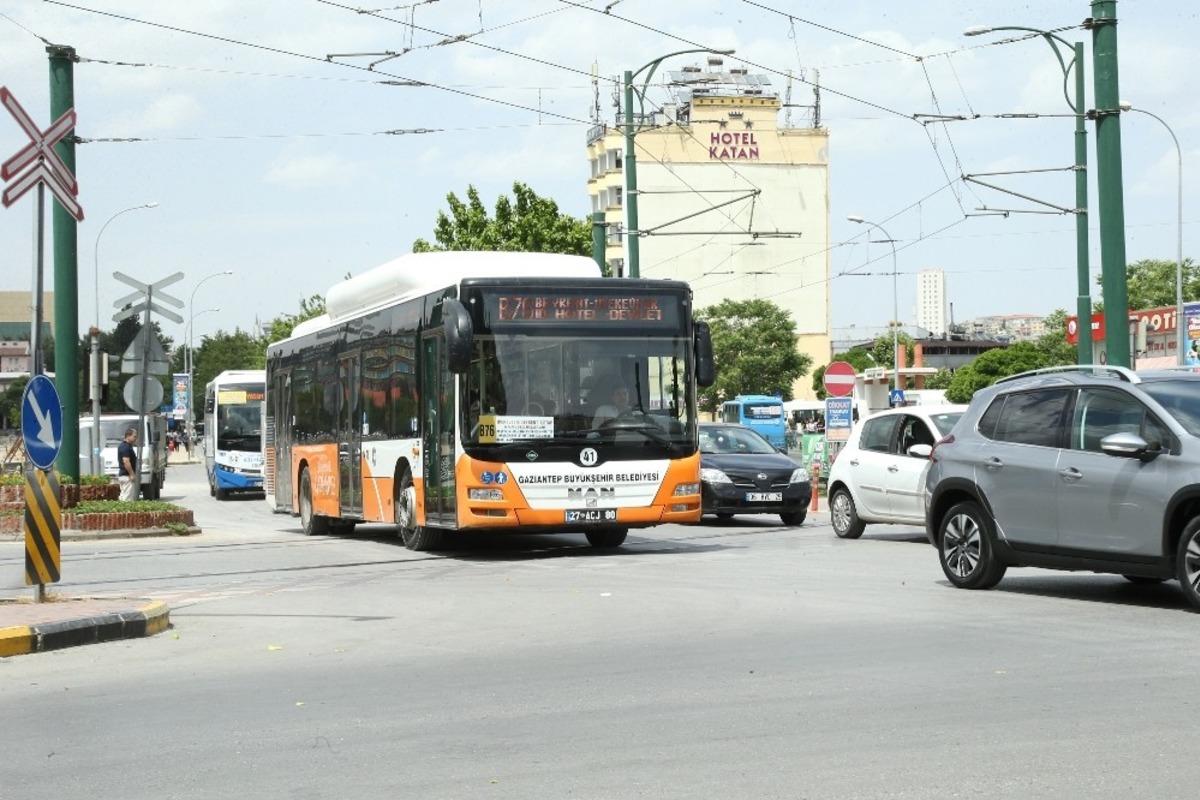 Başkan Şahin&rsquo;den eczacı kalfalarına &uuml;cretsiz ulaşım hizmeti