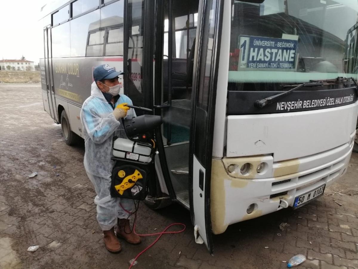 Toplu taşıma ara&ccedil;ları ve duraklar vir&uuml;slere karşı ila&ccedil;lanıyor
