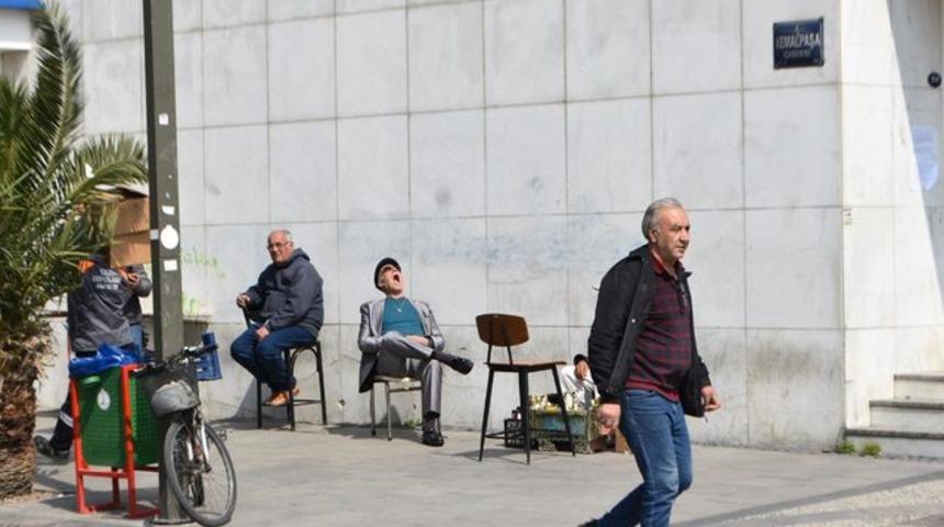 Yasağa aldırmayarak sokağa çıkanlar yaşım 64 diyor