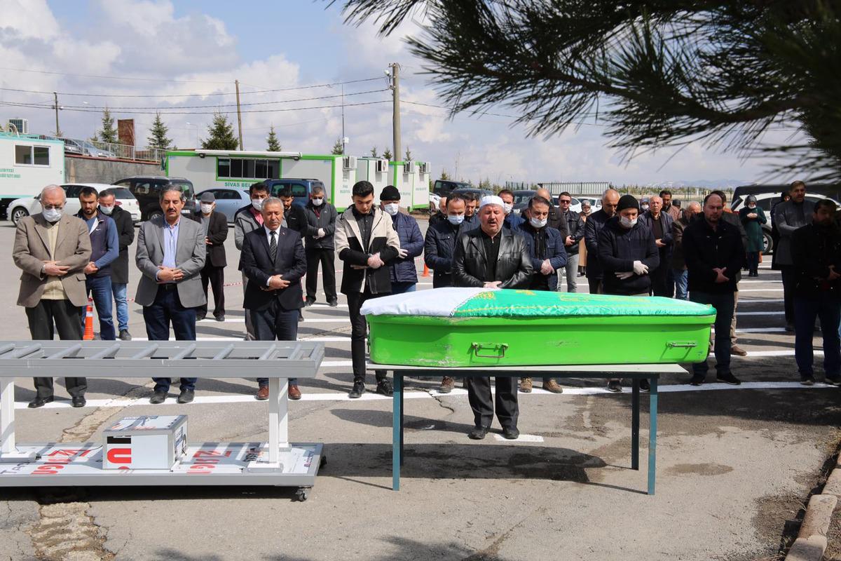 Sivas'ta cenaze namazları mezarlıkta kılınıyor