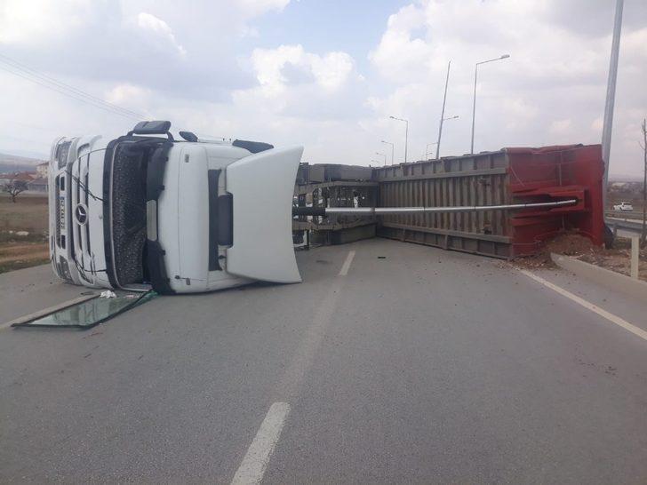 Karaman’da PTS direğine çarpan tır devrildi: 1 yaralı G1