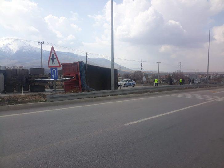 Karaman’da PTS direğine çarpan tır devrildi: 1 yaralı G2