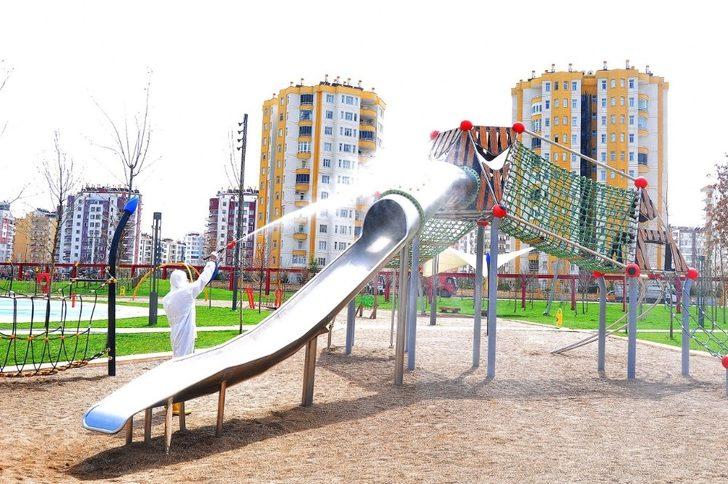 Belediye ekipleri parkları dezenfekte etmeye devam ediyor G2