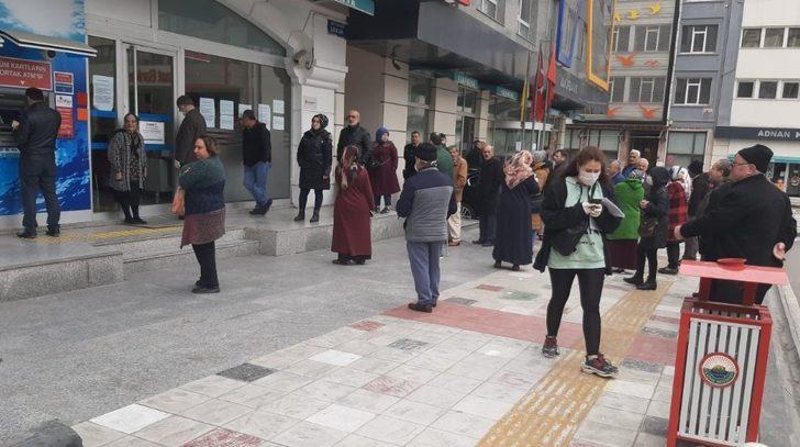 Samsun’da banka önlerinde kuyruk oluştu G3