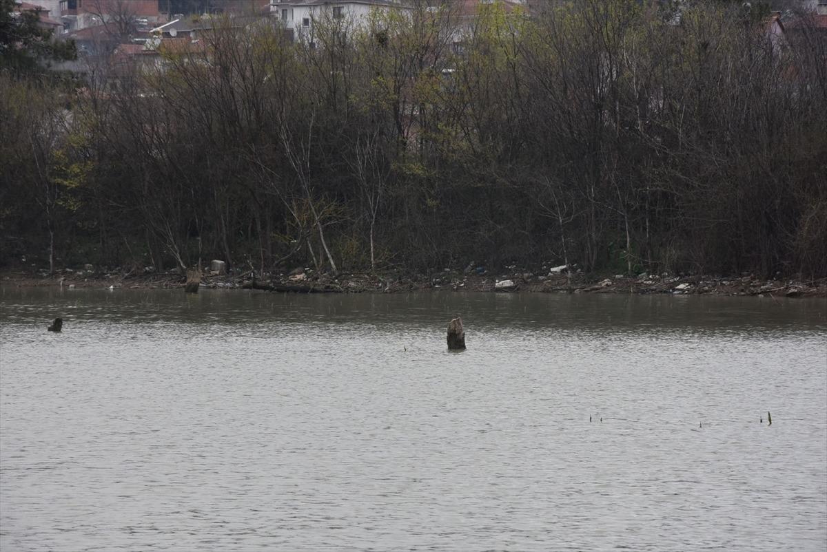 İneg&ouml;l'de mezar ziyareti i&ccedil;in baraj suyunun &ccedil;ekilmesini bekliyorlar