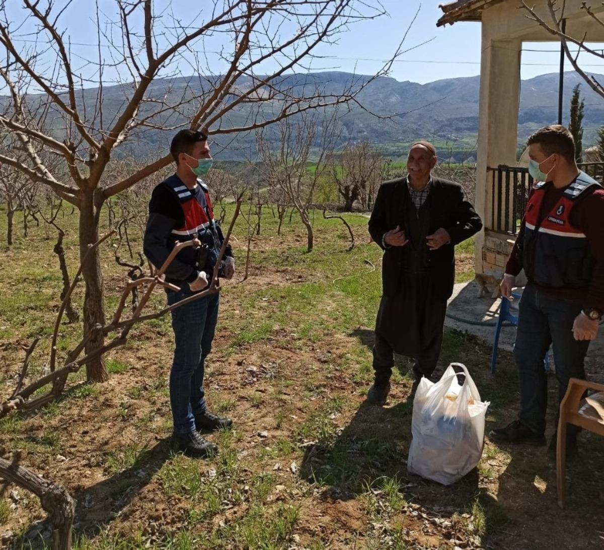 Jandarma ekipleri yaşlıların ve hastaların yardımına koşuyor