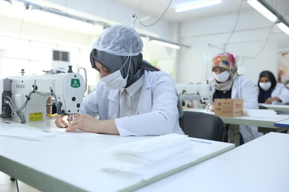 Gasmek kurslarında maske &uuml;retimine başlandı