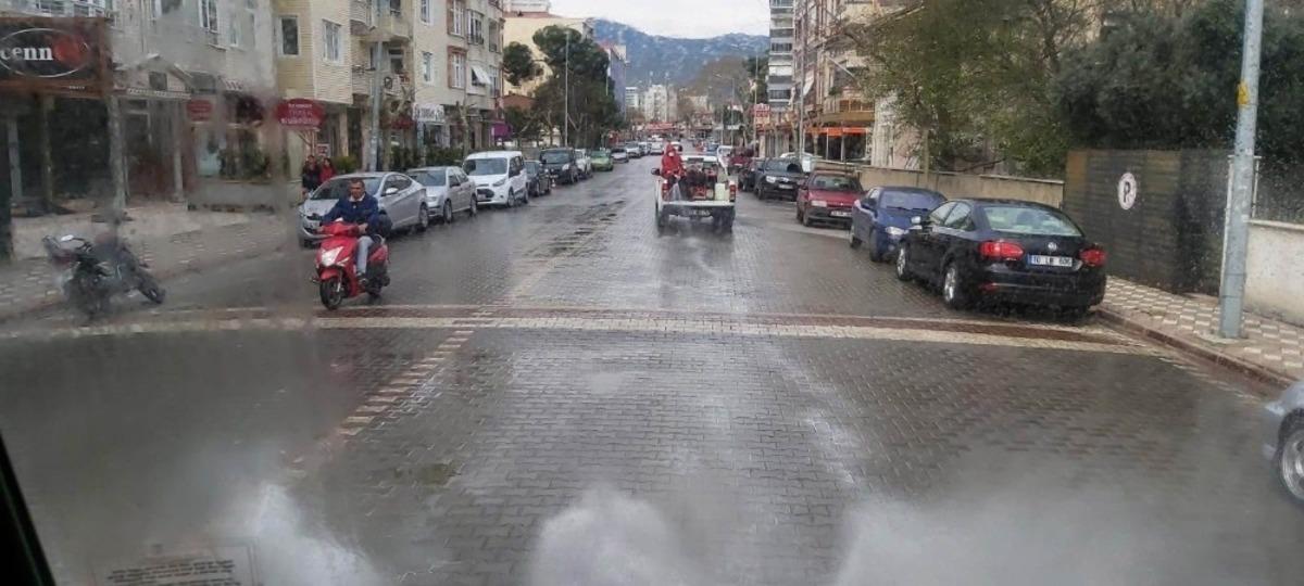 Edremit&rsquo;te dezenfekte &ccedil;alışmaları aralıksız s&uuml;r&uuml;yor