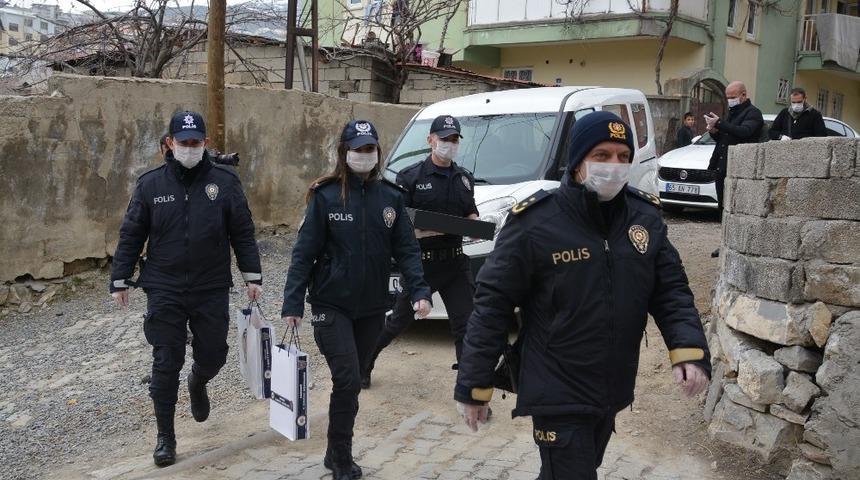 Hakkari polisi uyarmaya devam ediyor