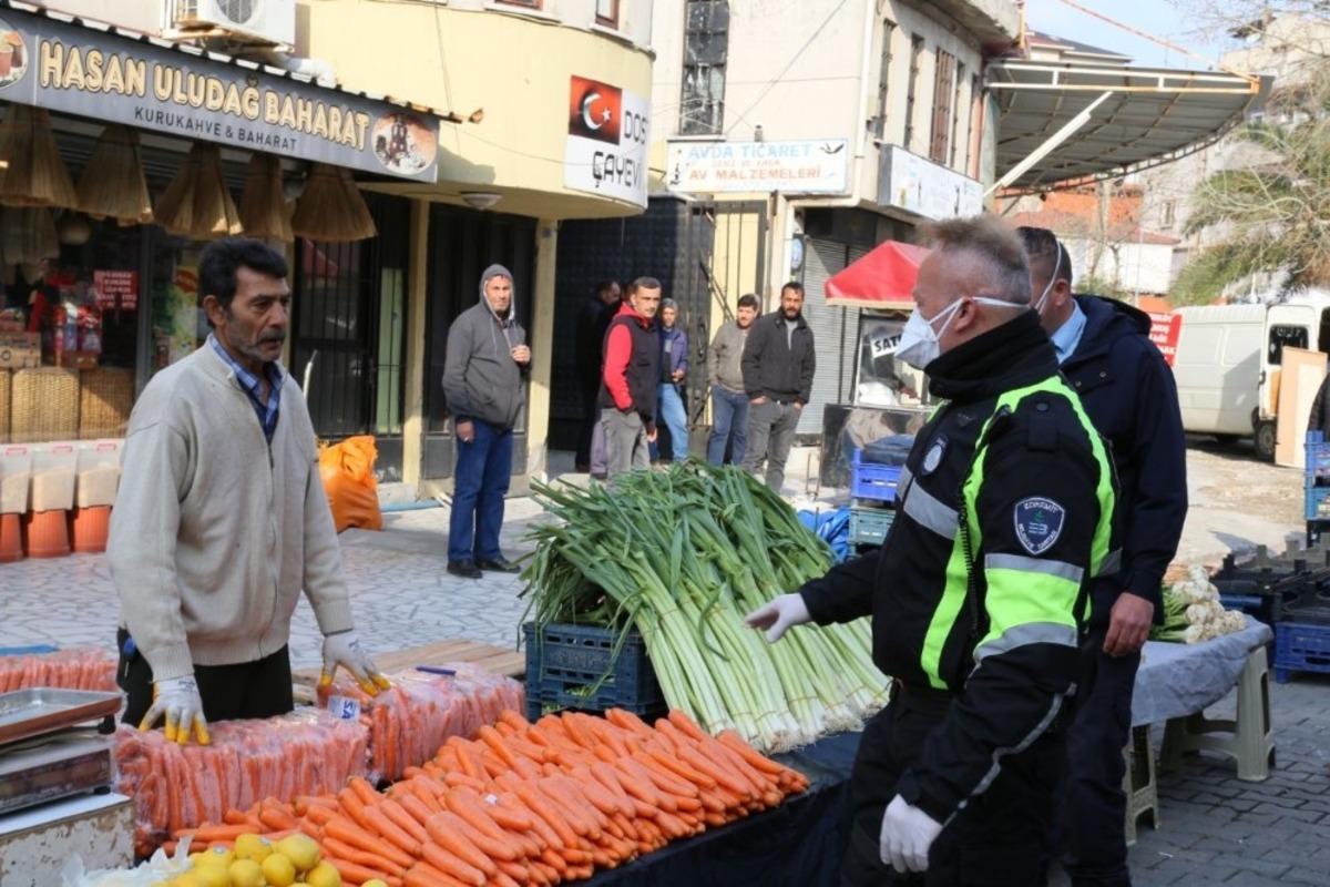 Edremit K&ouml;rfezi&rsquo;nin en b&uuml;y&uuml;k halk pazarında gıda dışında sergi a&ccedil;ılmasına izin verilmedi