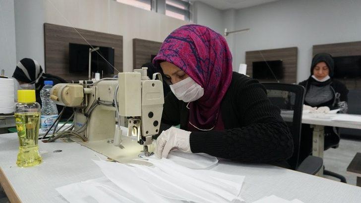 İzmit’te sağlık çalışanları için bone ve önlük üretimi de başladı G1