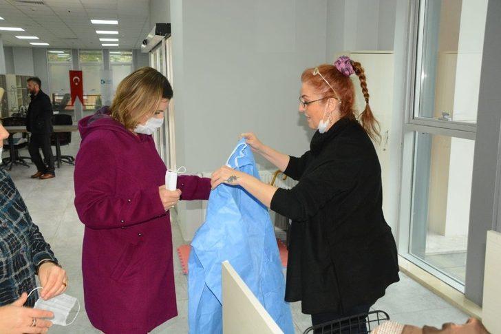 İzmit’te sağlık çalışanları için bone ve önlük üretimi de başladı G2