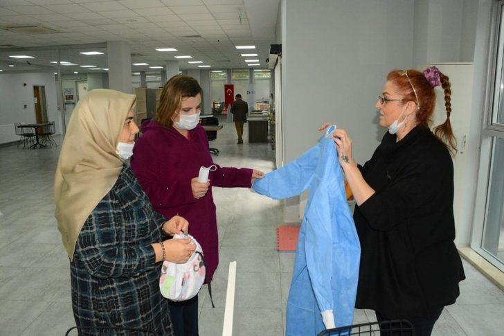 İzmit’te sağlık çalışanları için bone ve önlük üretimi de başladı G3