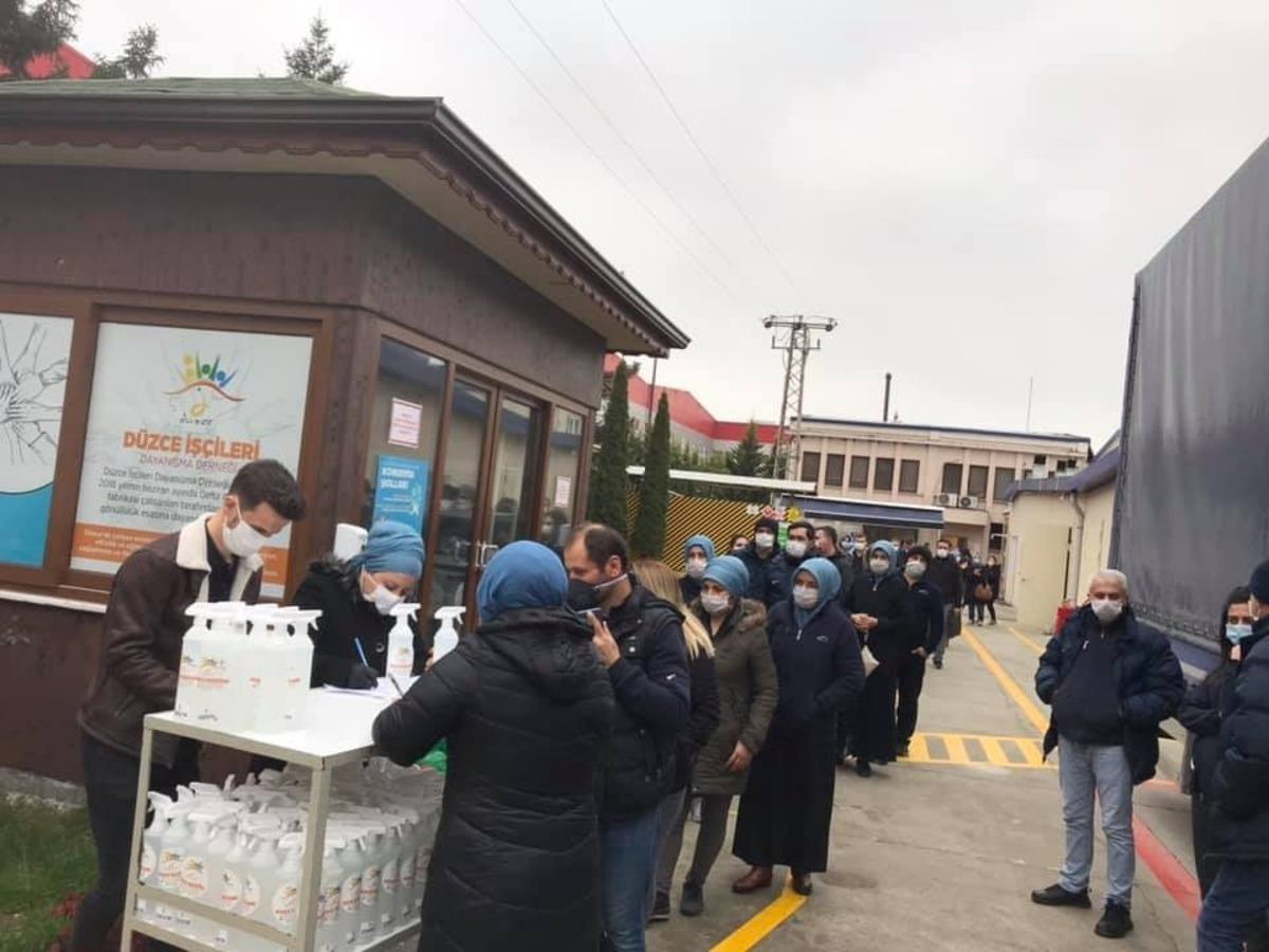 İş&ccedil;ilere el dezenfektanı dağıttılar