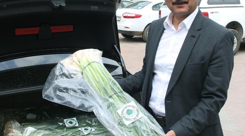 8 belediye başkanına 8 koli sarımsak