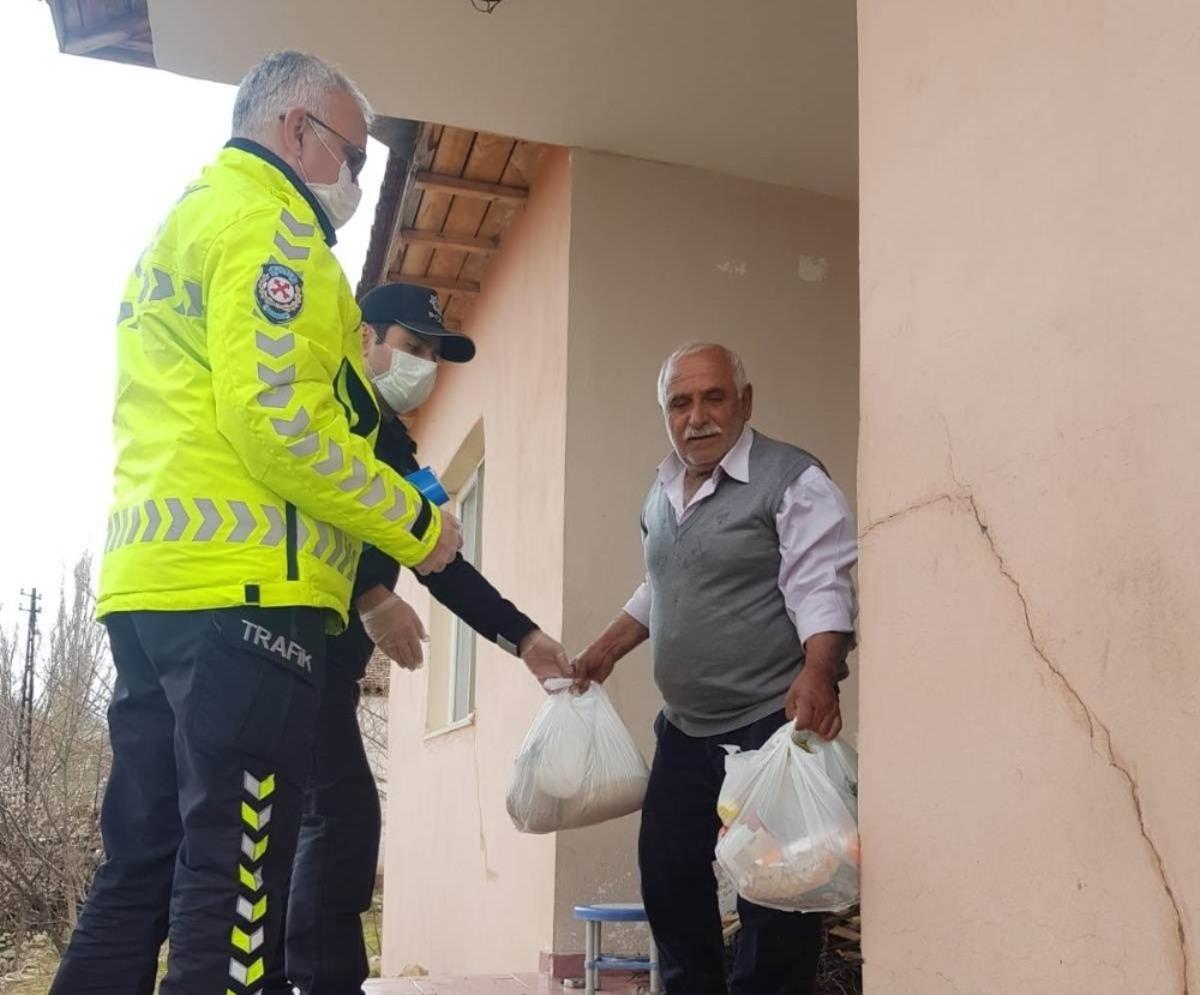 Ak&ccedil;adağ&rsquo;da yaşlıların alışverişi polisten