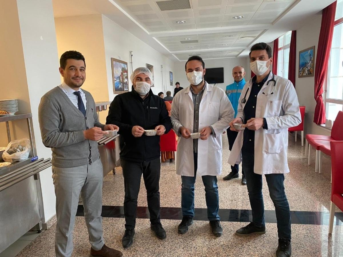 G&uuml;m&uuml;şhane&rsquo;de sağlık &ccedil;alışanlarına enerji deposu pestil herlesi ikram edildi