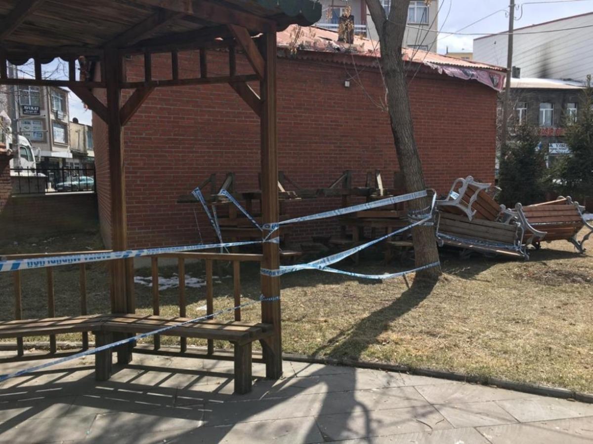 Ardahan&rsquo;da parklarda ki banklar s&ouml;k&uuml;l&uuml;yor