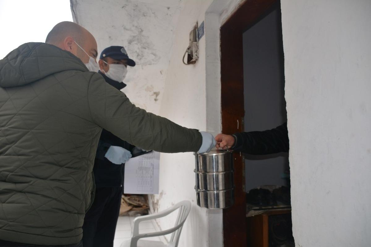 İhtiya&ccedil; sahiplerine sıcak yemek verilmeye başlandı