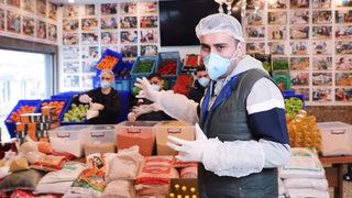 CZN Burak, restoranlarındaki gıda maddelerini ihtiyaç sahiplerine dağıttı