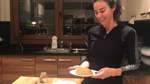 Defne Samyeli'den karantina günleri paylaşımı: Gece yarısı irmik helvası