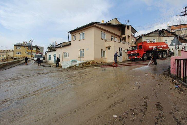 Bayburt’ta cadde ve sokaklar tazyikli suyla yıkanıyor G2