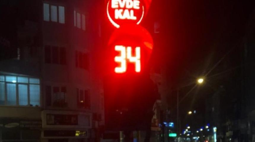 Koronavir&uuml;se karşı trafik ışıklarıyla &rsquo;evde kal&rsquo; uyarısı!